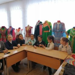 18 марта в Детском эколого-биологическом центре прошла выставка и мастер-класс «Национальные костюмы и украшения»
